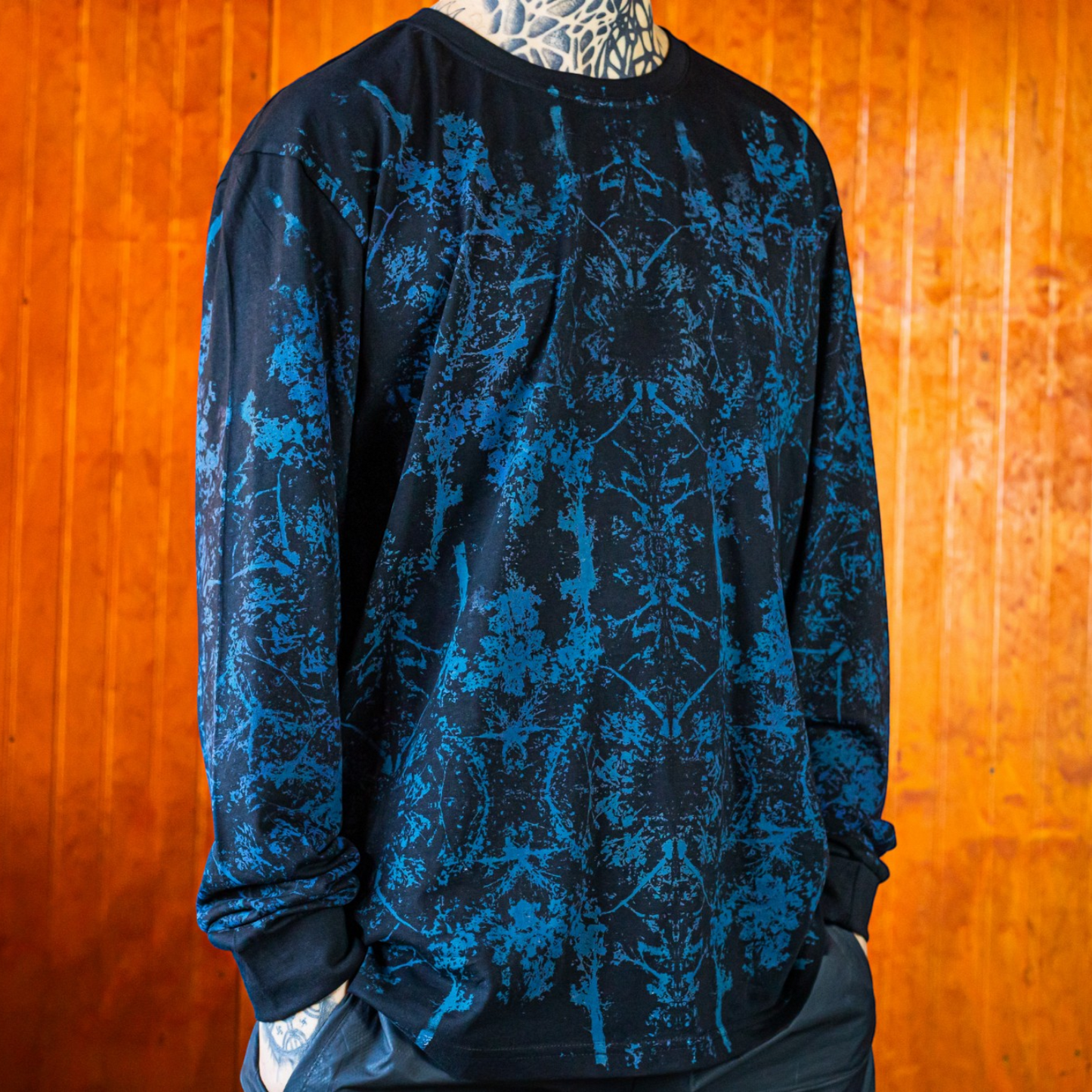 Polera Manga Larga Ankali 006 – Bosque Azul Eléctrico